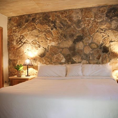 Tingum Village Hotel Dunmore Town Екстериор снимка