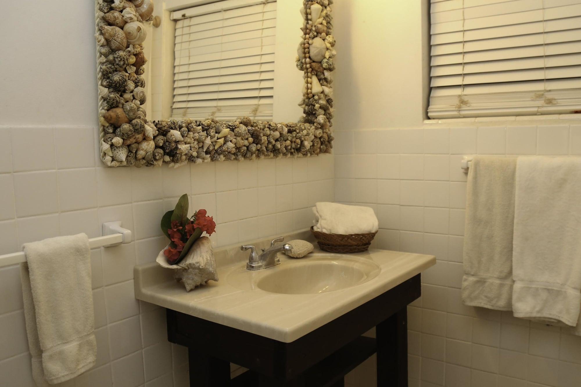 Tingum Village Hotel Dunmore Town Екстериор снимка