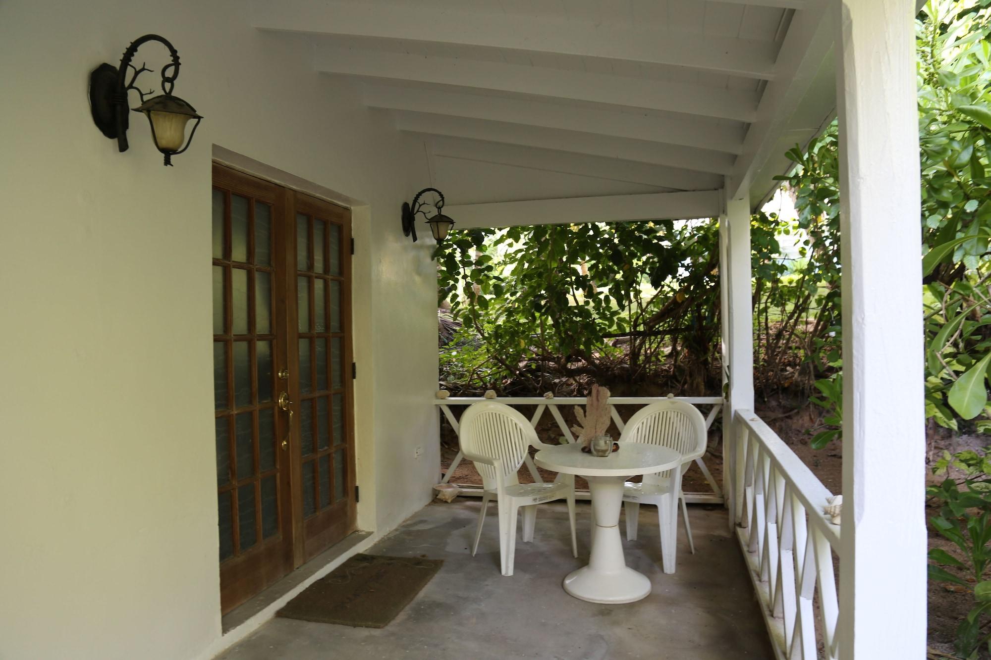 Tingum Village Hotel Dunmore Town Екстериор снимка