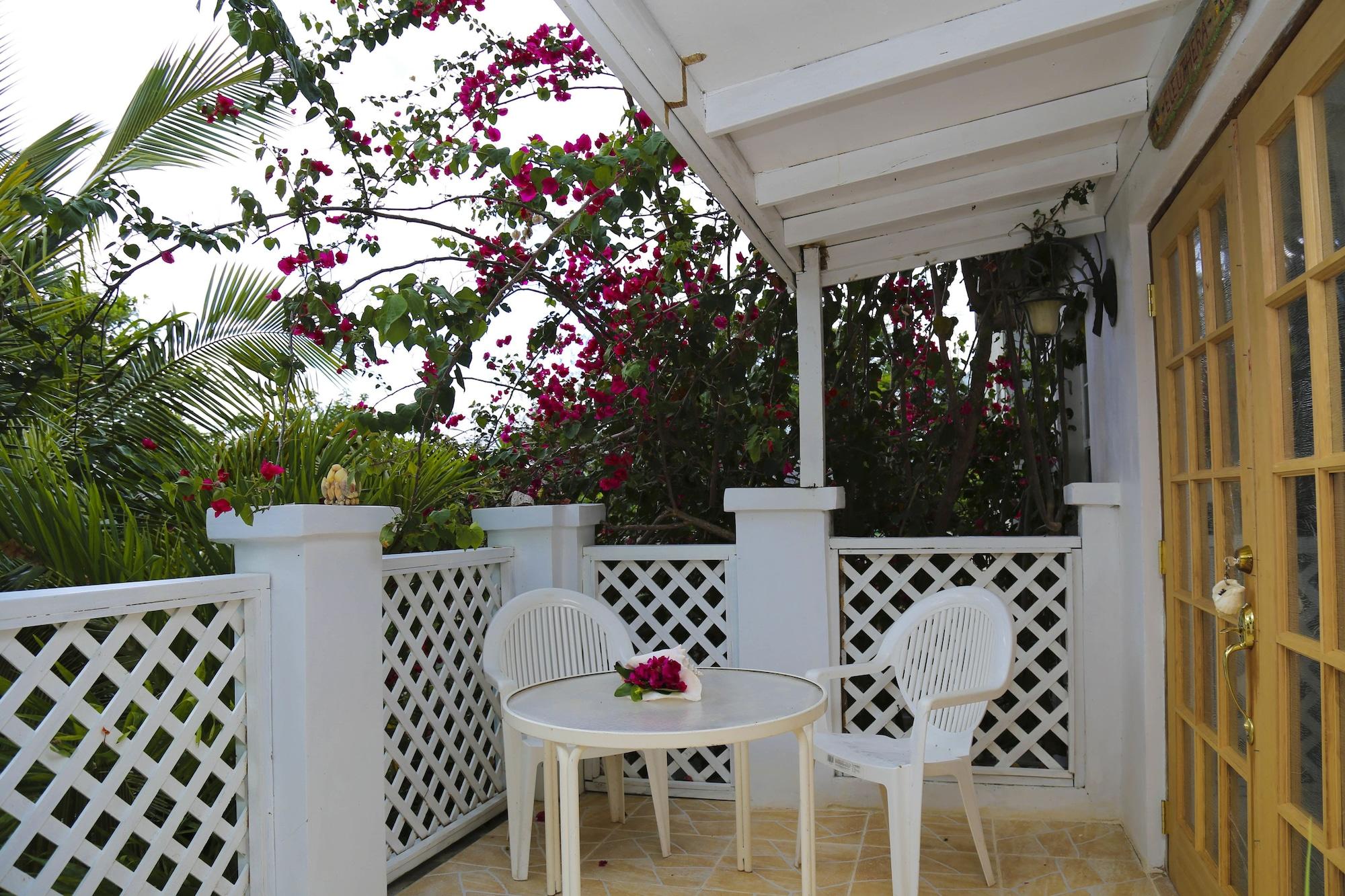 Tingum Village Hotel Dunmore Town Екстериор снимка