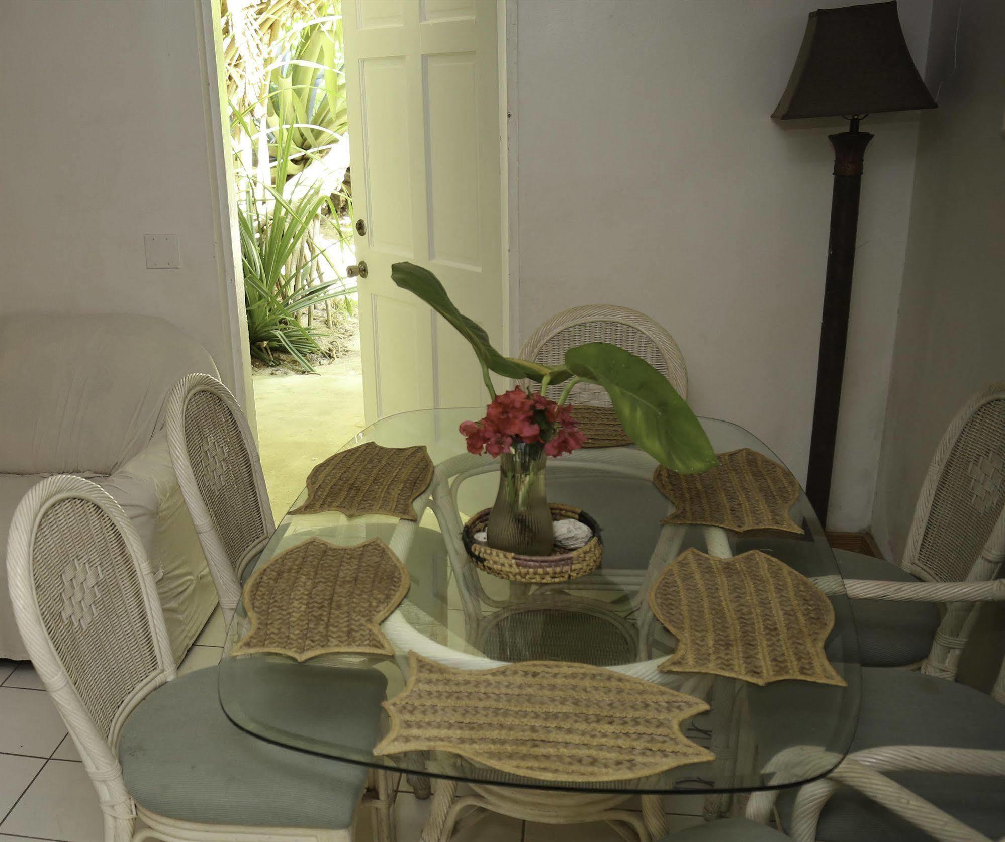 Tingum Village Hotel Dunmore Town Екстериор снимка