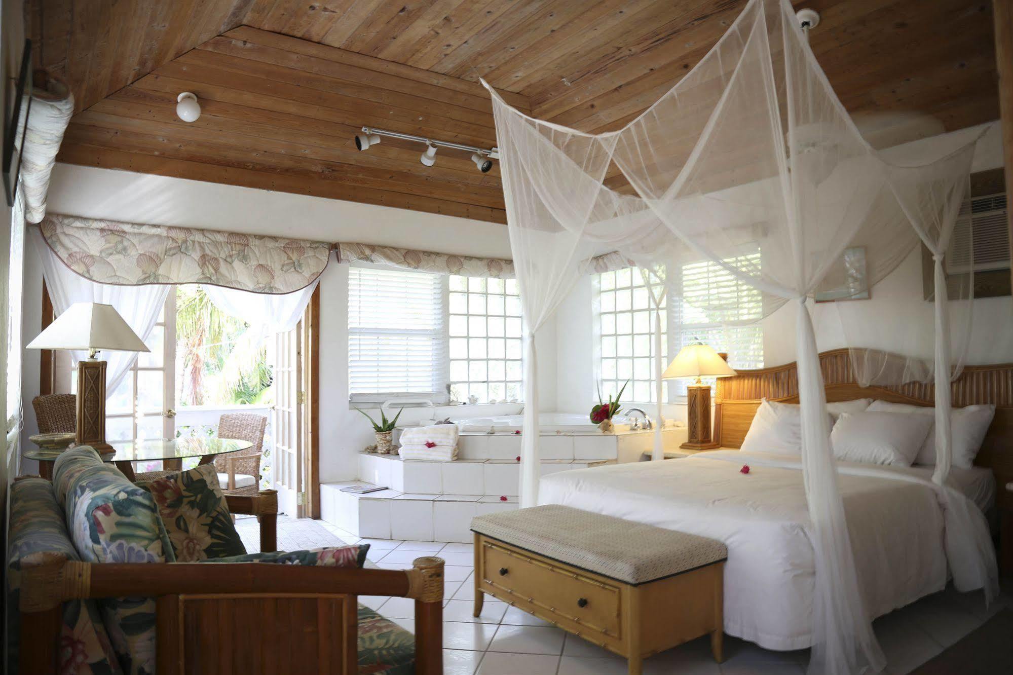 Tingum Village Hotel Dunmore Town Екстериор снимка