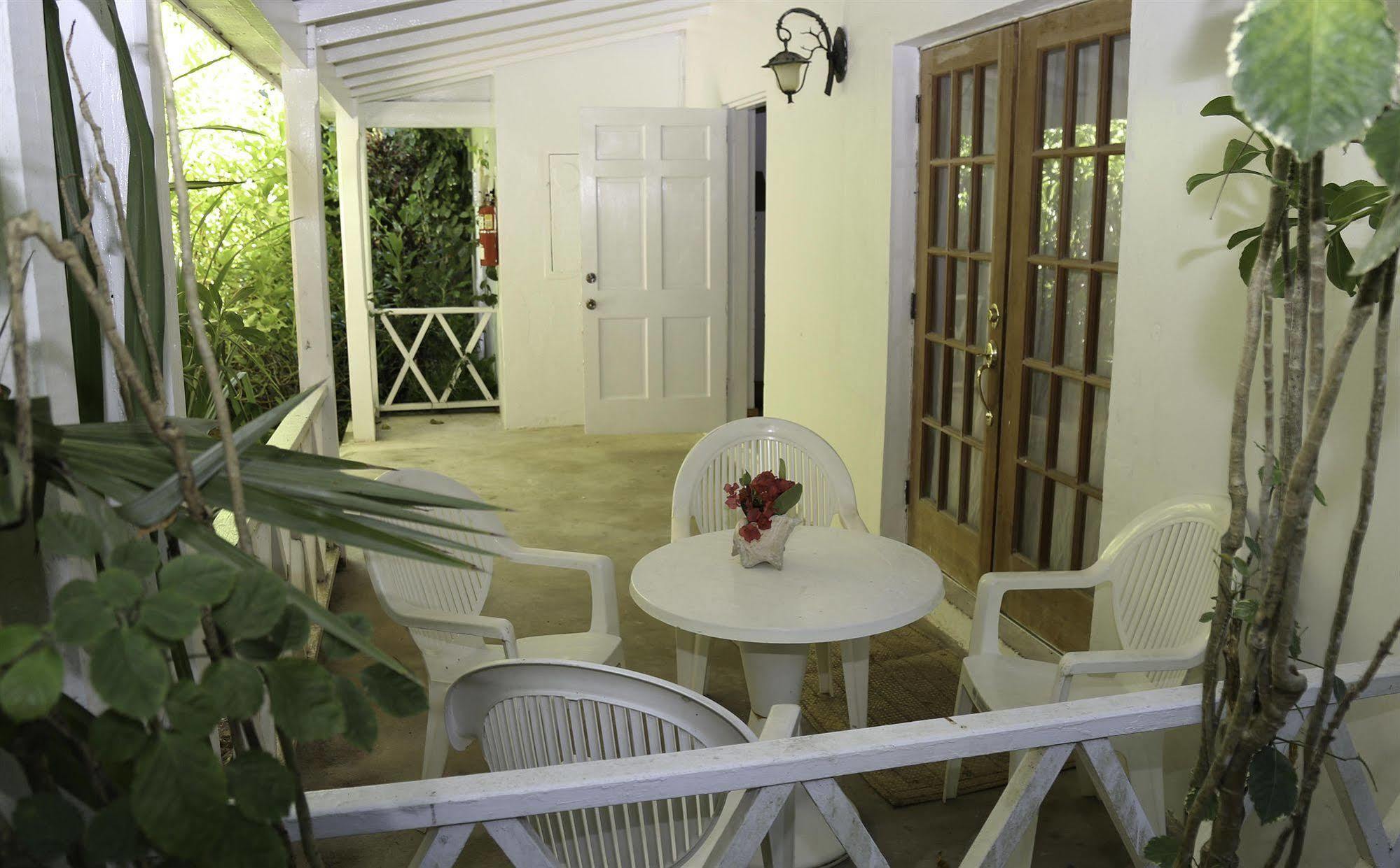 Tingum Village Hotel Dunmore Town Екстериор снимка