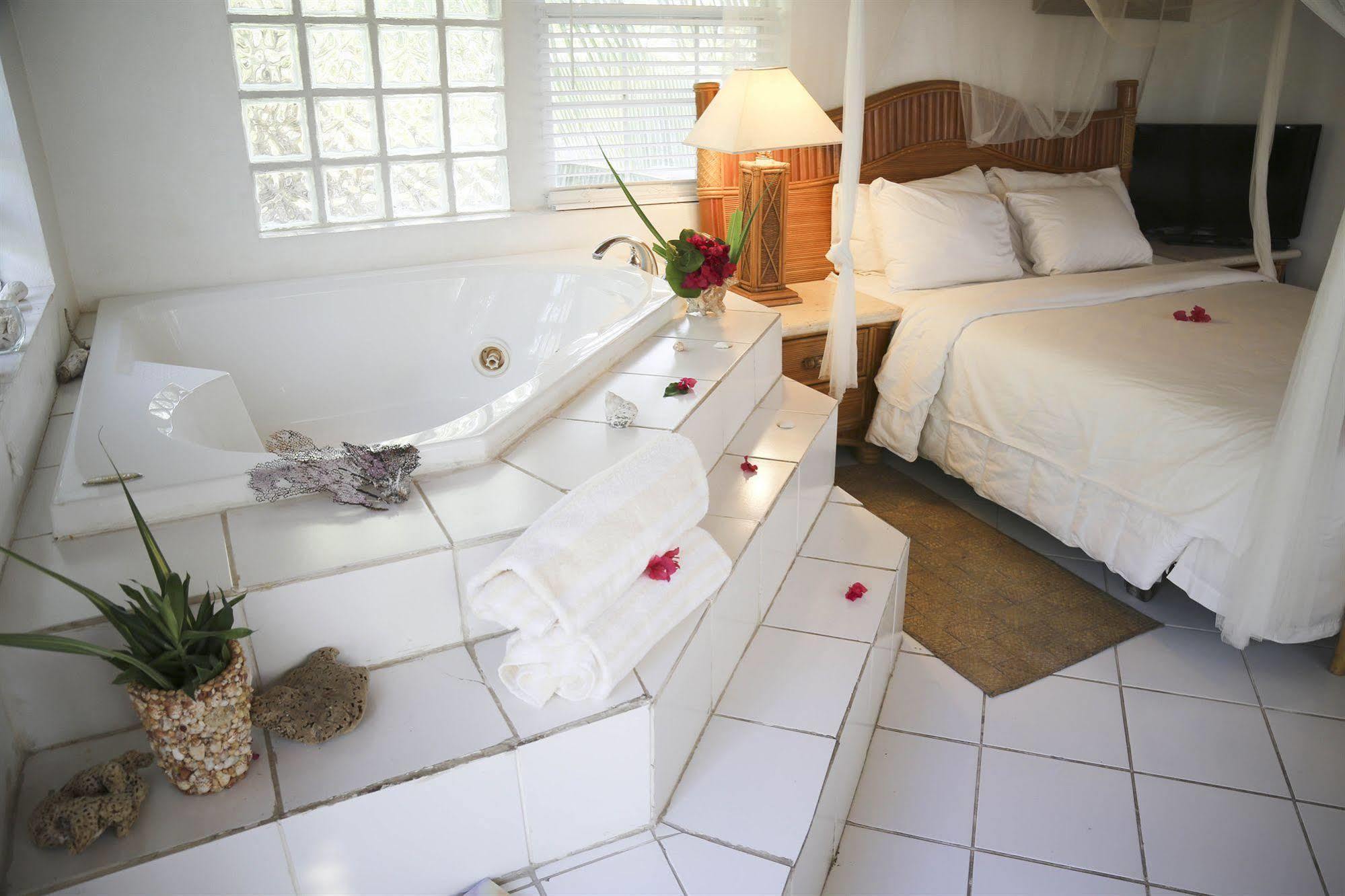 Tingum Village Hotel Dunmore Town Екстериор снимка
