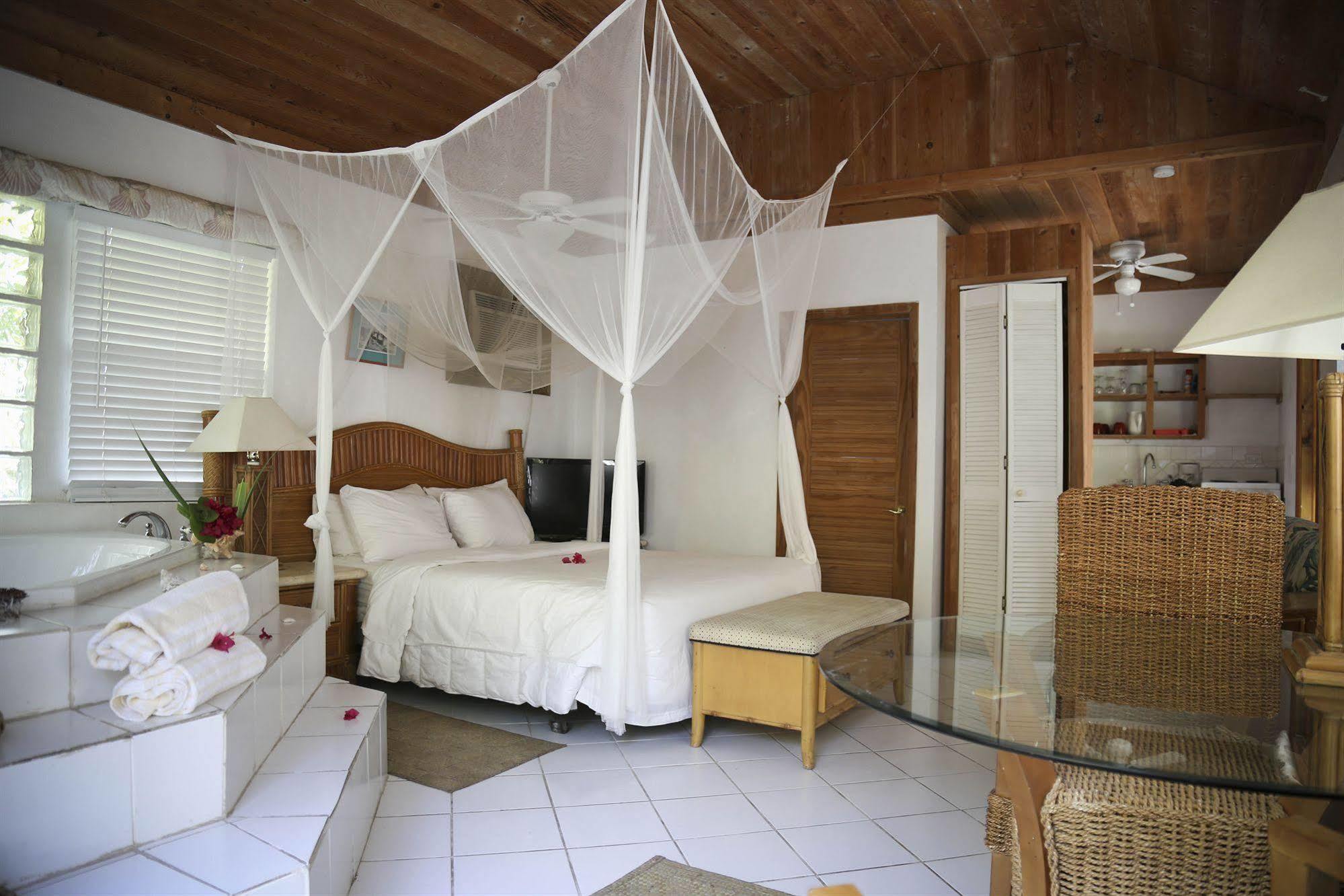 Tingum Village Hotel Dunmore Town Екстериор снимка